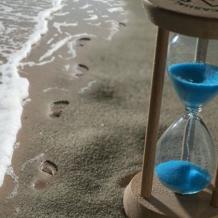 Eine Sanduhr am Strand