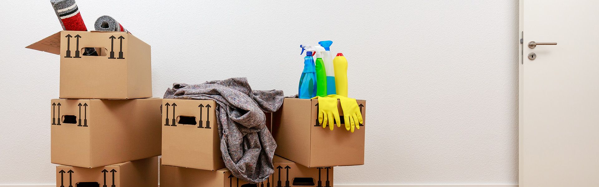 Viele Umzugkartons wo Putzmittel draufsteht